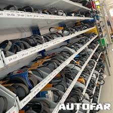 Scaffalature con componenti meccanici per auto nel punto vendita di Piacenza