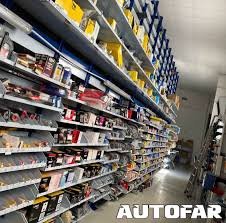Corsia del magazzino ricambi auto a Piacenza con scaffalature ordinate